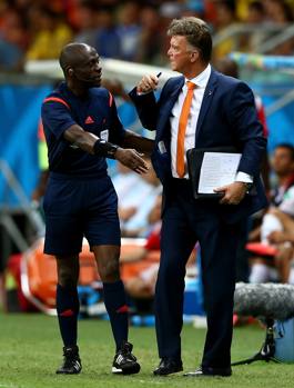 Van Gaal nervoso in panchina. Getty